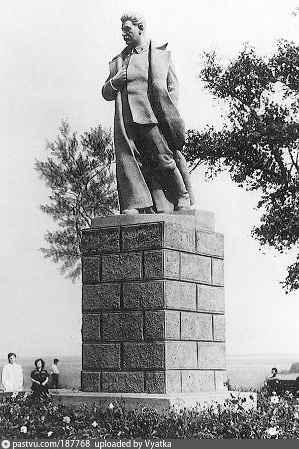 Киров. Монумент И.В. Сталину