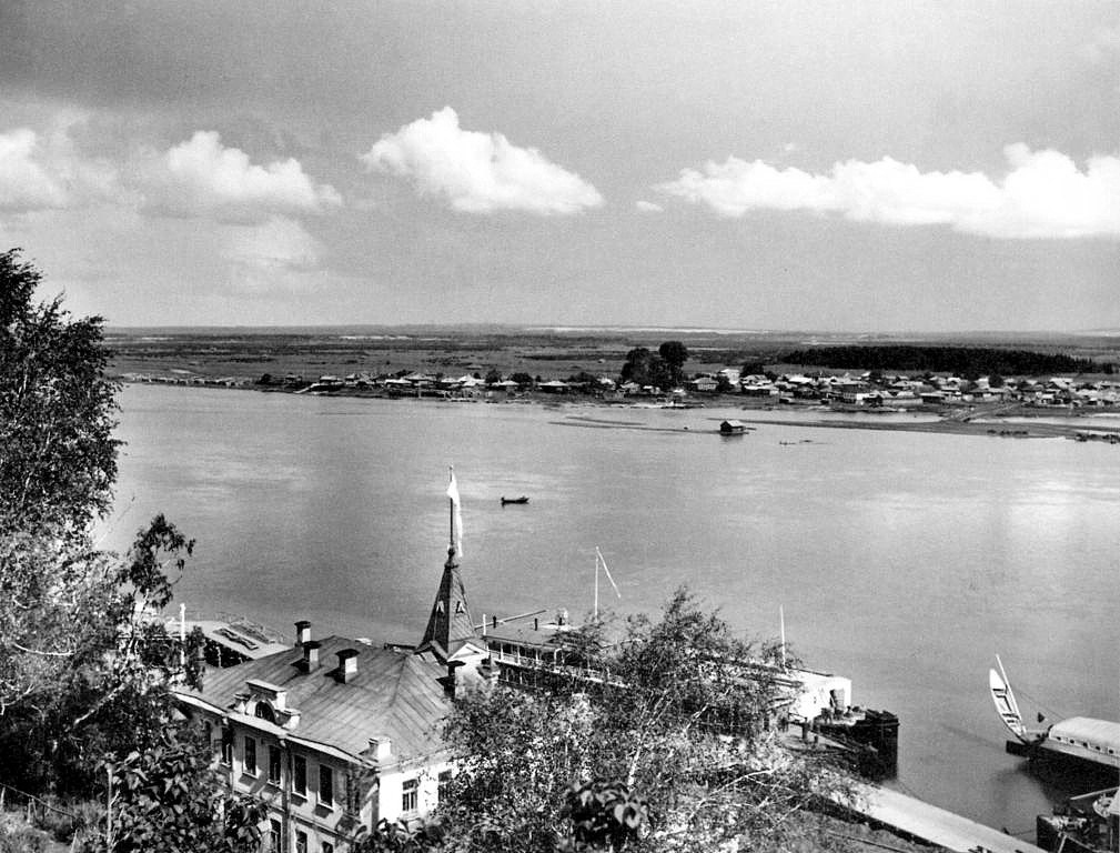 Вятка. Вид через главное здание Вятского речного пароходства и реку на деревню Дымково