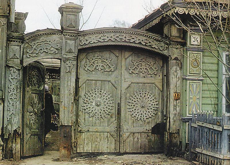 Киров. Резные ворота старого дома