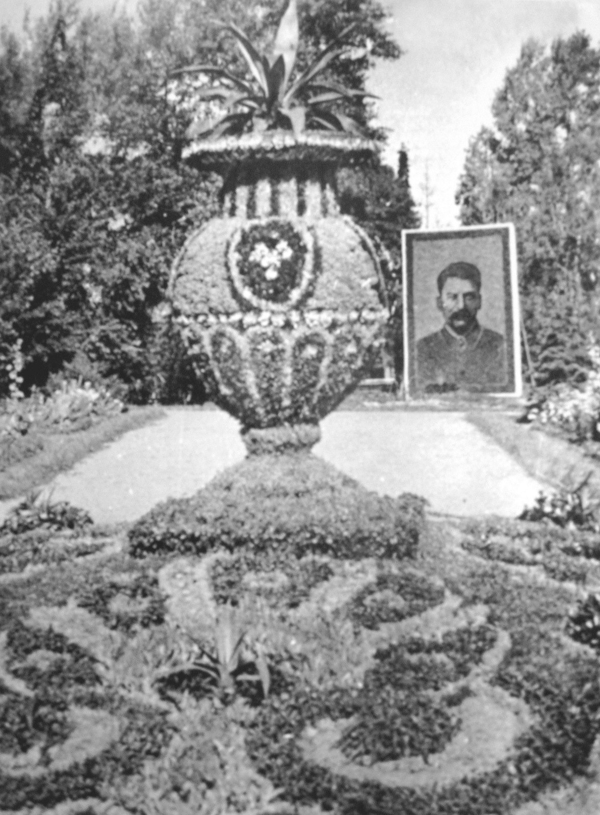 Ваза и портрет Сталина из цветов в саду им. Ст.Халтурина