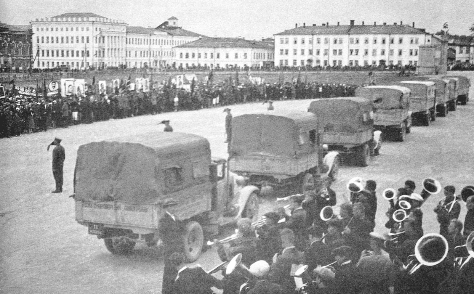 Киров. Митинг на площади Революции 9 августа 1938 года