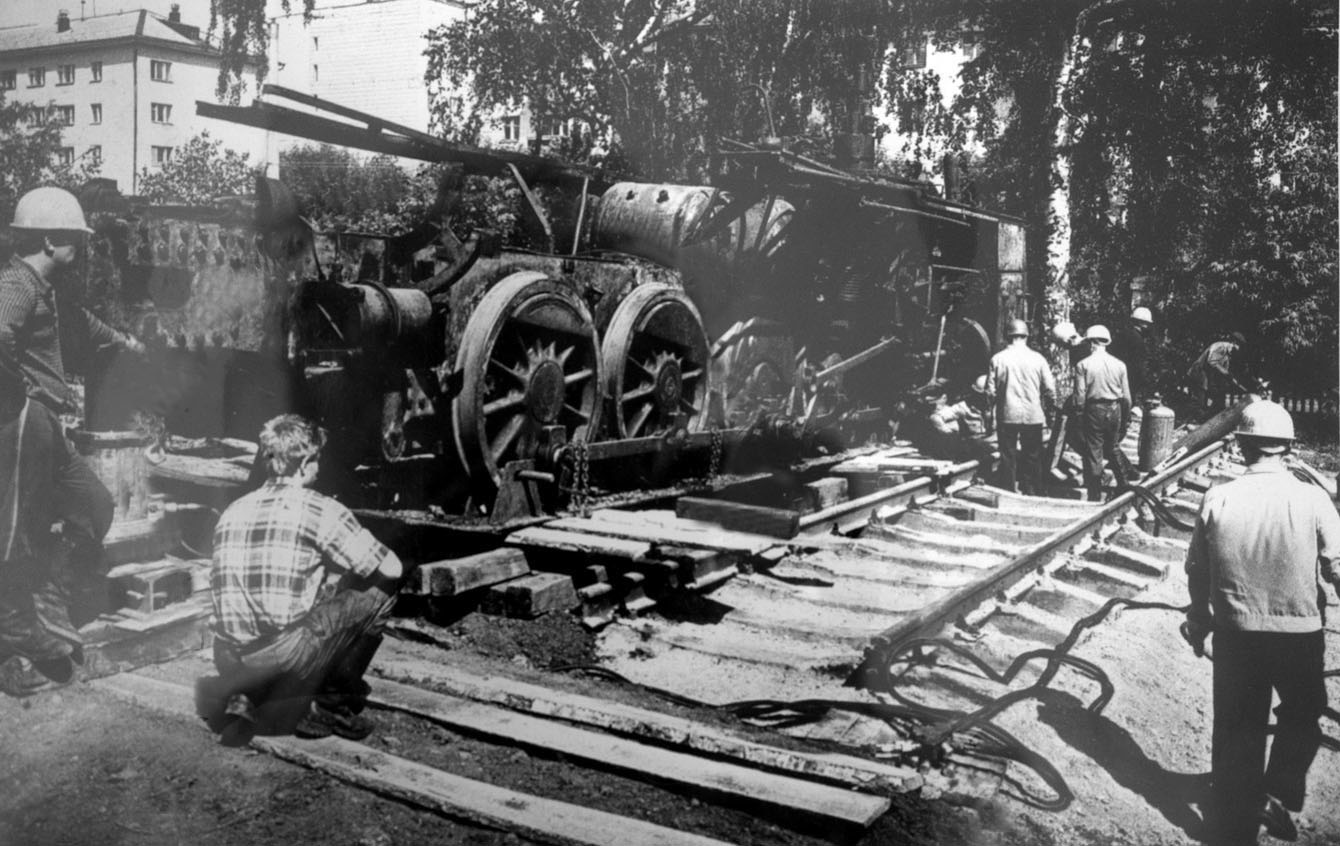Работники кировского восстановительного поезда устанавливают на пьедестал главный экспонат музея - паровоз Эр 788-74