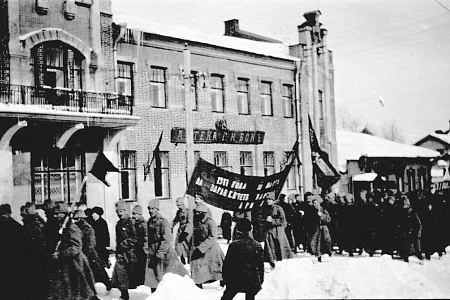 Вятка. Демонстрация солдат 697-й пехотной дружины на ул. Московской
